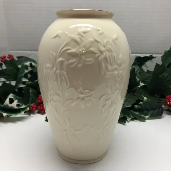 Lenox Ivory Porcelain 7.25”H Vase With Embossed Iris Flowers Good Trim EUC USA - Picture 3 of 9